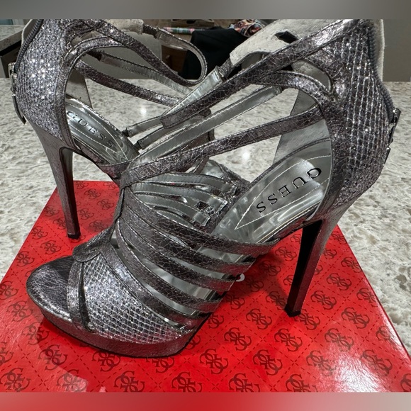 High heels by Guess pewter color - Picture 3 of 7